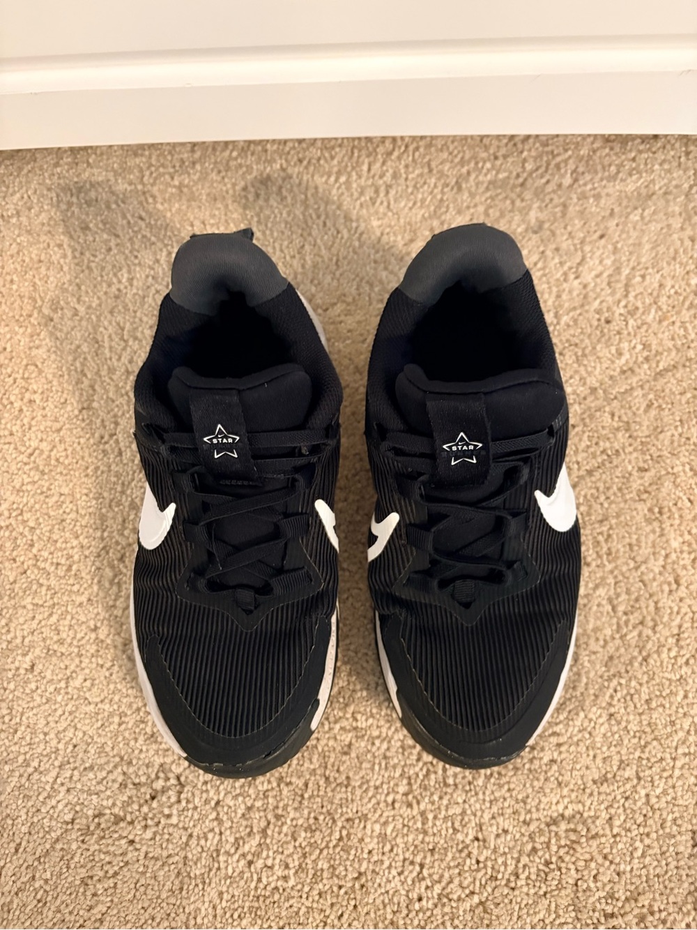 Nike Star Runner 4 Kids 1.5Y Black White Sneakers Athletic Shoes